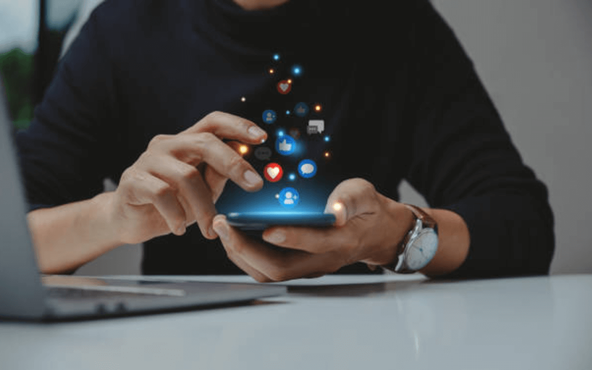 スマートフォンからソーシャルメディアアイコンが浮き上がる様子